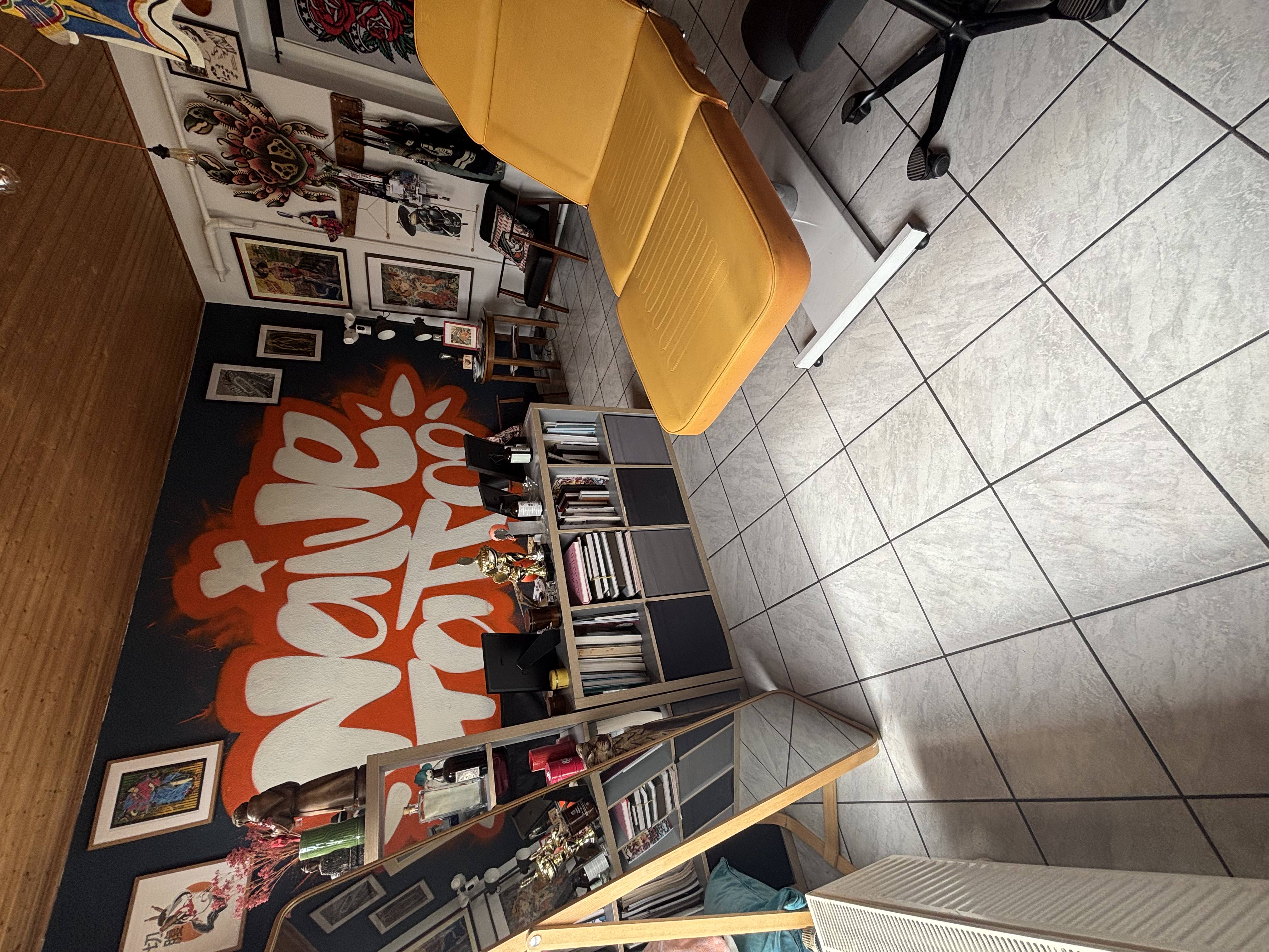 Inside Naive Tattoo Dresden